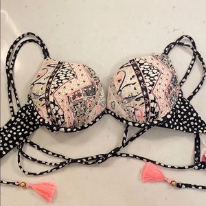 Victoria’s Secret 32 B swimsuit top
